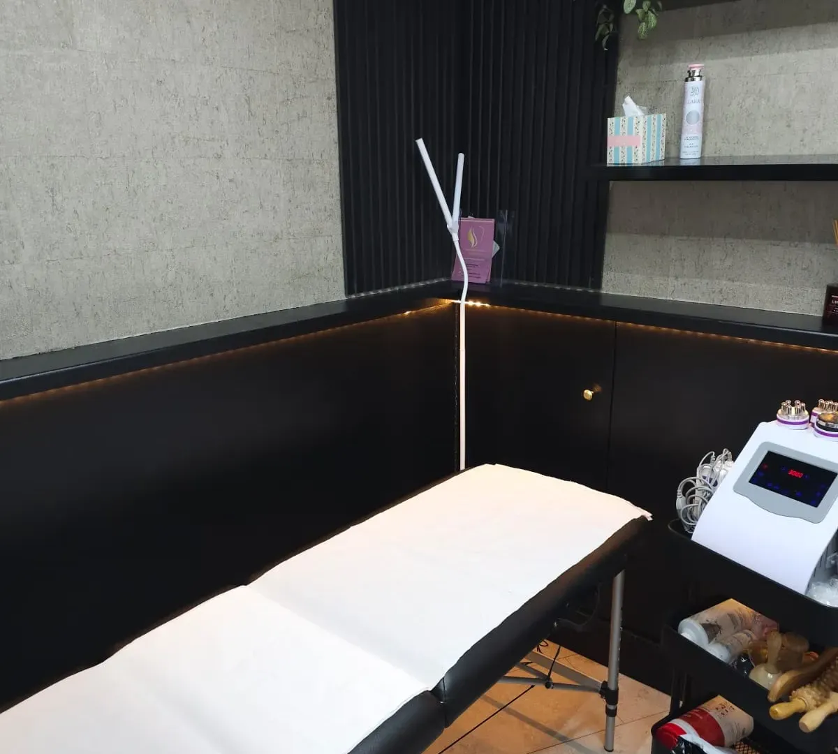 Radio frequency arm sculpting and tightening treatment on the upper arm